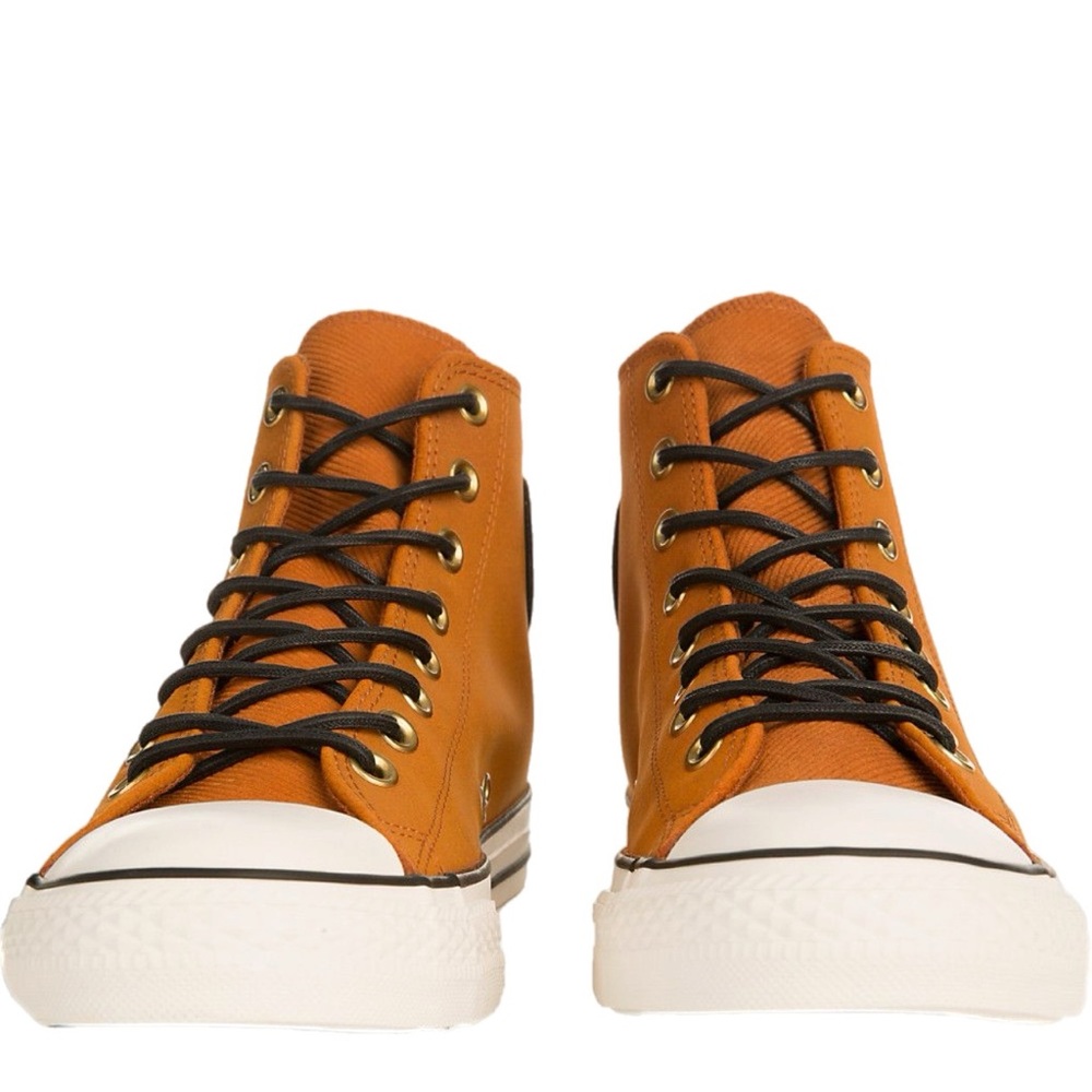 CONVERSE UNISEX CHUCK TAYLOR ALL STAR HI
Women size 6, men’s size 4.